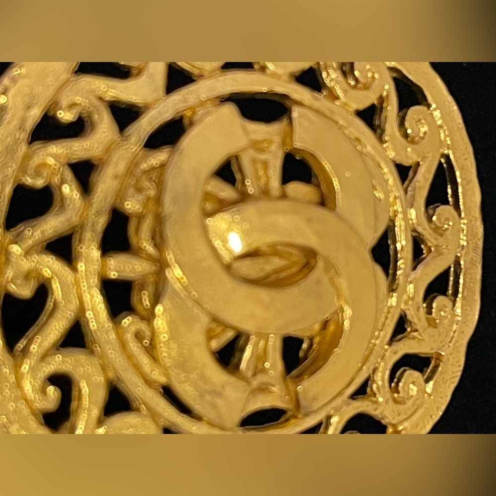 “SOMEWHAT RARE” 💯% AUTHENTIC VINTAGE CHANEL 1995 CC Medallions Brooch (95-A) - Picture 8 of 12